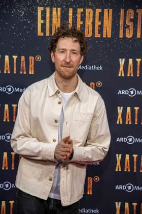 ABB XATAR- Louis Klamroth ARD TV Moderator zu Gast auf dem roten Teppich bei der Premiere der ARD TV Dokuserie Xatar Ein Leben ist nicht Genug in der Friedrichstrasse112 am 30.04.20236 in Berlin Berlin Deutschland