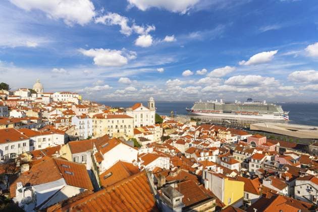 Historisches Viertel und Kreuzfahrtschiff von Alfama am sonnigen Tag. Rote Dächer und weiße Häuser. Lebendige Altstadt von Lissabon, Portugal. Blick vom Miradouro das Portas do Sol Alfama Historic Neighborhood and Cruise Ship on Sunny Day. Red Roofs and White Houses. Vibrant Lisbon Old Town, Portugal. View from Miradouro das Portas do Sol Copyright: imageBROKER MaksimxZabarovskii ibxmza17195867.jpg
