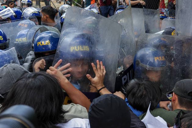 News Bilder des Tages Labor Day protest in Manila Protesters clash with anti-riot police during a demonstration to mark International Labor Day in Manila, Philippines, on May 01, 2026. Protesters from various labor groups gathered to demand higher wages and improved working conditions amid rising costs of living. Manila Philippines  Copyright: xMatrixxImagesx xMarkxCristinox
