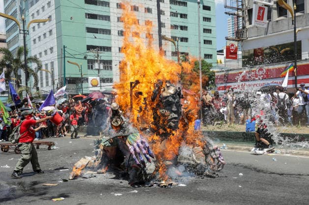 News Bilder des Tages Labor Day protest in Manila Protesters burn an effigy depicting US President Donald Trump during a demonstration to mark International Labor Day in Manila, Philippines, on May 01, 2026. Protesters from various labor groups gathered to demand higher wages and improved working conditions amid rising costs of living. Manila Philippines  Copyright: xMatrixxImagesx xMarkxCristinox