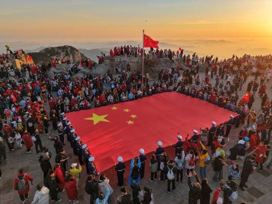 News Bilder des Tages TAIAN, CHINA - MAY 01: Tourists visit Taishan Mountain to watch sunrise and flag-raising ceremony on the first day of the May Day holiday on May 1, 2026 in Taian, Shandong Province of China. People across China enjoy the ongoing May Day holiday in various ways.  Copyright: xVCGx 111638489784