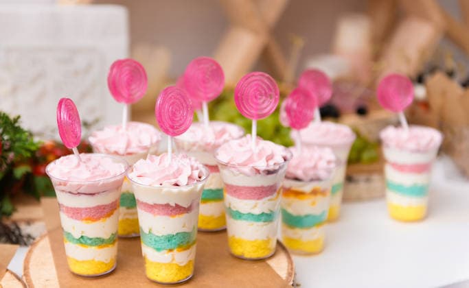 Glasbecher mit buntem Eis und Lutschern für einen Kinderfesttag Glass cups with colorful ice cream and lollipops for a children s holiday (License=RF) Copyright: xZoonar.com IrinaxPavlovax 24988234