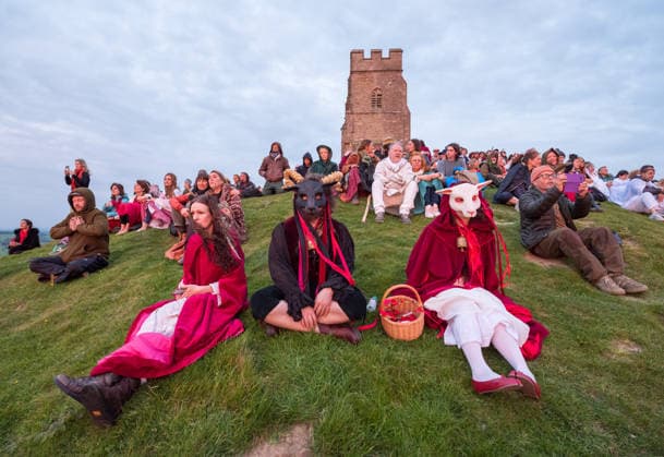 News Bilder des Tages May 1, 2026, Glastonbury, Somerset, UK: Glastonbury, UK. Beltane celebrations. People wait and watch the sun rise on top of Glastonbury Tor. Beltane is an ancient Celtic festival celebrated around 1st May that marks the beginning of summer, the peak of spring, and the fertility of the land. It is a fire festival traditionally celebrated with fires. Glastonbury UK  - ZUMAl94_ 20260501_zaf_l94_037 Copyright: xSimonxChapmanx
