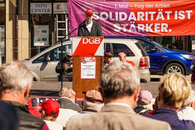 News Bilder des Tages ver.di Gewerkschaftssekretärin Katja Deusser hält die Mairede auf dem Groß-Gerauer Sandböhl - Groß-Gerau 01.05.2026: DGB Maikundgebung auf dem Sandböhl *** ver di trade union secretary Katja Deusser holds the May Day speech on the Groß Gerau Sandböhl Groß Gerau 01 05 2026 DGB May Day rally on the Sandböhl
