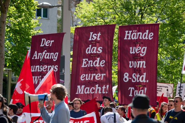 News Bilder des Tages TITEL 01.05.2026 gegen 10.30 Uhr Stadtgebiet Leipzig Fotograf: EHL Media im Foto: 10:30 Uhr: Geplanter Aufzug des Deutschen Gewerkschaftsbundes (DGB) unter dem Motto Erst unsere Jobs, dann eure Profite vom Volkshaus (Karl-Liebknecht-Straße) über den Innenstadtring zum Augustusplatz und von dort weiter über die Grimmaische Straße bis zum Marktplatz. Angemeldet waren rund 1.000 Teilnehmer. Nach Schätzungen der Polizei nahjmen rund 1.200 Teilnehmer teil. Am 1. Mai sind in Leipzig zahlreiche Demonstrationen und Kundgebungen geplant. Anlass ist der bundesweit begangene Tag der Arbeit, an dem traditionell Menschen für bessere Arbeitsbedingungen, sichere Beschäftigungsverhältnisse und soziale Themen auf die Straße gehen. I Copyright: xEHLxMediax 20260501_demonstration-erstermai-leipzig_2