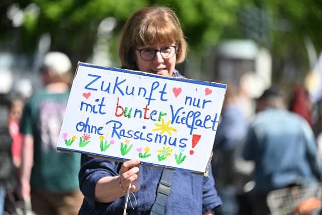 News Bilder des Tages Essen stellt sich quer versammelt sich zusammen mit dem DGB am Rüttenscheider Markt und zieht dann in die Essener Innenstadtdt ** NUR FÜR REDAKTIONELLE ZWECKE ** EDITORIAL USE ONLY **<p>Gegner der Neo-Nazis demonstrieren am Samstag, dem 01. Mai. Essen stellt sich quer versammelt sich zusammen mit dem DGB am Rüttenscheider Markt und zieht dann in die Essener Innenstadt Deutschland NRW Essen Copyright: KerstinxKokoska *** Essen stellt sich quer gathers together with the DGB at Rüttenscheider Markt and then marches into Essens city center FOR EDITORIAL PURPOSES ONLY p Opponents of the neo-Nazis demonstrate on Saturday, 01 May Essen stellt sich quer gathers together with the DGB at Rüttenscheider Markt and then marches into Essens city cent Copyright: KerstinxKokoska doc85nlju7my1z19he7h1zsf ,EDITORIAL USE ONLY