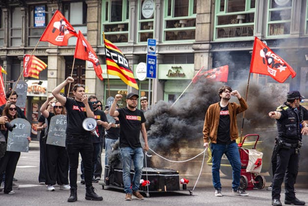 News Bilder des Tages May 1st demonstration of CC OO and UGT in Barcelona Demonstrators during the May 1st demonstration of CC OO and UGT, on May 1, 2026, in Barcelona Catalunya This years national slogan is Rights, not trenches Wages, housing and democracy, and in Catalunya the unions put at the center the demands for wage increase, access to housing and rejection of war 01 MAY 2026 Spain  Copyright: xAlbertoxParedesx 7489049