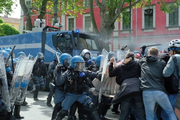 News Bilder des Tages Turin, May Day 2026 march, clashes between Antagonists and law enforcement  Copyright: xCOSTANTINOxSERGIx xipa-agency.netx xx IPA_Agency_IPA74351401