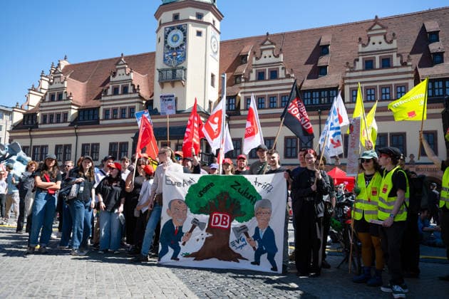 News Bilder des Tages Leipzig Demonstrationsgeschehen zum 1. Mai 2026 01.05.2026 gegen 10.30 Uhr Stadtgebiet Leipzig Fotograf: EHL Media im Foto: 12 Uhr: Zentrale Kundgebung des Deutschen Gewerkschaftsbundes (DGB) anlässlich des 1. Mai auf dem Leipziger Marktplatz. Redner sind unter anderem Daniel Knorr, Chef des DGB Leipzig-Nordsachsen sowie Verdi-Landesbezirksleiter Oliver Greie. Angemeldet sind rund 1.500 Teilnehmer. Am 1. Mai sind in Leipzig zahlreiche Demonstrationen und Kundgebungen geplant. Anlass ist der bundesweit begangene Tag der Arbeit, an dem traditionell Menschen für bessere Arbeitsbedingungen, sichere Beschäftigungsverhältnisse und soziale Themen auf die Straße gehen. In der Messestadt werden im Tagesverlauf mehrere Versammlungen Copyright: xEHLxMediax 20260501_demonstration-erstermai-leipzig_8