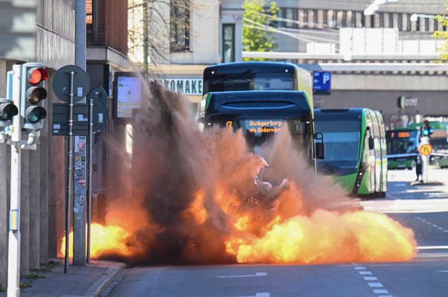 News Bilder des Tages MALMÖ 2026-05-01 Bombtekniker genomför en kontrollerad detonation av den misstänkta handgranaten som ligger i bussfilen pa Amiralsgatan i centrala Malmö pa fredagen. MALMÖ SVERIGE x50090x *** MALMÖ 2026 05 01 Bomb technicians carry out a controlled detonation of the suspected hand grenade located in the bus lane on Amiralsgatan in central Malmö on Friday MALMÖ SWEDEN x50090x  Copyright: xJohanxNilssonx xTTx MISSTÄNKT FARLIGT FÖREMAL MALMÖ lRcIj8cBehQ