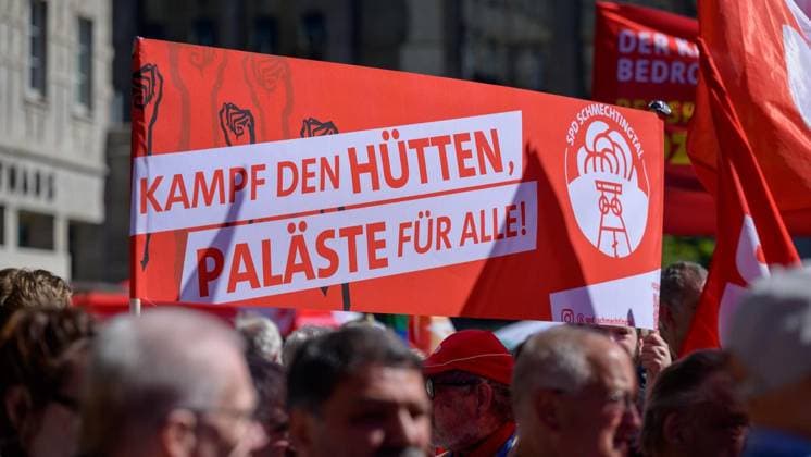 News Bilder des Tages Bochum: 1. Mai-Kundgebung des DGB ** NUR FÜR REDAKTIONELLE ZWECKE ** EDITORIAL USE ONLY **<p>Kundgebung des DGB am Freitag, den 1. Mai 2026, in der Bochumer Innenstadt. Bochum Copyright: UwexErnst *** Bochum 1 May rally of the DGB FOR EDITORIAL PURPOSES ONLY EDITORIAL USE ONLY p DGB rally on Friday, 1 May 2026, in Bochum city center Bochum Copyright UwexErnst Copyright: UwexErnst doc85nn2lckerk9i53u22pg ,EDITORIAL USE ONLY
