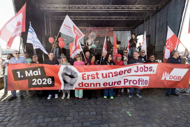 News Bilder des Tages Heraus zum 1. Mai! 20260501ad768 Tag der Arbeit 1. Mai Demonstration Kundgebung des Deutschen Gewerkschaftsbund DGB in Hamburg Erst unsere Jobs, dann eure Profite? Motto 20260501ad768 Hamburg Hamburg Deutschland Germany *** Out for May Day 20260501ad768 Labor Day 1 May demonstration rally of the German Trade Union Confederation DGB in Hamburg First our jobs, then your profits Motto 20260501ad768 Hamburg Hamburg Germany Germany Copyright: xAchimxDuwentästerx