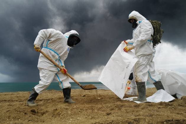 News Bilder des Tages Russia Oil Refinery Fire Aftermath 9156577 01.05.2026 Specialists collect oil products that washed ashore after a fire broke out at a maritime terminal following a Ukrainian drone attack in the Black Sea port â? of Tuapse, Krasnodar region, Russia. Boris Morozov Sputnik Tuapse Krasnodar region Russia  Copyright: xBorisxMorozovx