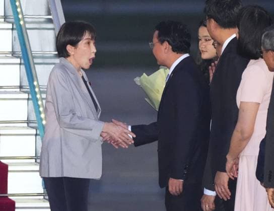 News Bilder des Tages Japan PM Takaichi begins trip to Vietnam, Australia Japanese Prime Minister Sanae Takaichi (L) arrives at Noi Bai International Airport in Hanoi on May 1, 2026, kicking off her five-day overseas trip that will also take her to Australia.  A14AA0005510684P