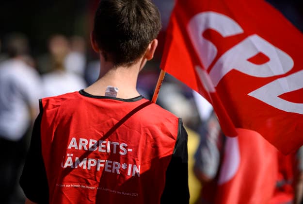 News Bilder des Tages Feature, Arbeitskämpfer*in, Arbeitskämpfer, Arbeitskämpferin, SPD, Sozialdemokratische Partei, DGB Landeszentrale Kundgebung in NRW am 01.05.2026 in Mülheim Deutschland. Müga *** Feature, labor fighter, labor fighter, labor fighter, SPD, Social Democratic Party, DGB regional headquarters rally in NRW on 01 05 2026 in Mülheim Germany Müga