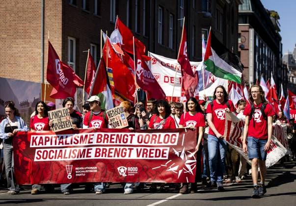 News Bilder des Tages AMSTERDAM - Demonstrators during an FNV march against the coalition agreement on Labour Day. The union believes that Europe is scaling back legislation and regulations that protect workers too much. SEM VAN DER WAL ANP netherlands out - belgium out  Copyright: xx x557209202x originalFilename: 557209202.jpg