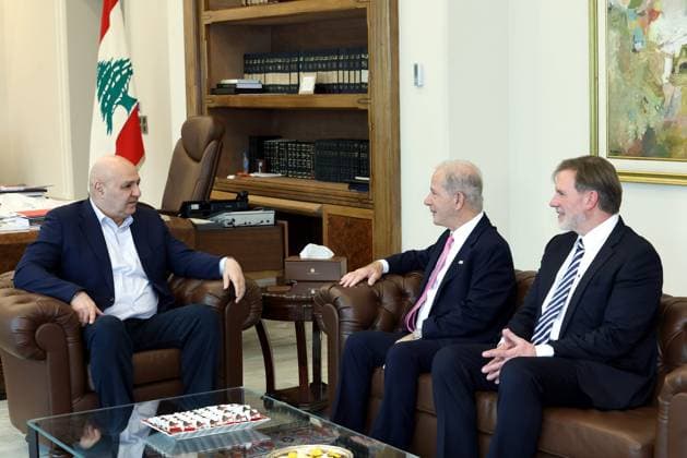 News Bilder des Tages Lebanese President Aoun meets with US Ambassador in Beirut BEIRUT, LEBANON - MAY 01: (----EDITORIAL USE ONLY - MANDATORY CREDIT - LEBANESE PRESIDENCY HANDOUT - NO MARKETING NO ADVERTISING CAMPAIGNS - DISTRIBUTED AS A SERVICE TO CLIENTS----) Joseph Aoun, President of Lebanon (L), receives the United States Ambassador to Beirut, Michel Issa (2nd R), at the Baabda Palace in Beirut, Lebanon on May 01, 2026. Lebanese Presidency Handout Anadolu Beirut Lebanon. Editorial use only. Please get in touch for any other usage.  Copyright: x2026xAnadoluxLebanesexPresidencyx xHandoutx