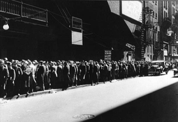 RECORD DATE NOT STATED Soup kitchen in the USA during the Great Depression in the 1930s. Soup kitchen in the USA 1930 s during the Great Depression. Editorial use only. All other uses to be cleared with the copyright owner (World History Archive), in advance., WHA_020_0039.jpg, Soup kitchen; USA; 1930s; Great Depression; poverty; hunger; charity; food; line; queue; people; men; women; children; waiting; assistance; social services; historical; black and white; vintage; American history; economic crisis; unemployment; destitution; hardship; social welfare; government aid; soup; bread; meal; support. Copyright: xx