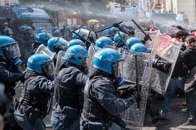 News Bilder des Tages Turin. Demonstration for May 1, 2026. During the demonstration, violent clashes between protesters and police. Pictured: the clashes between protesters and police.  Copyright: xRiccardoxGIordanox xipa-agency.netx xRiccardoxGiordanox IPA_Agency_IPA74355326