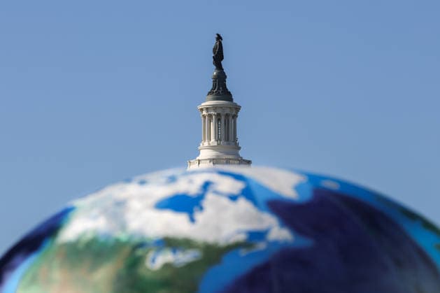 News Bilder des Tages May 1, 2026, Washington, District Of Columbia, USA: The dome of the U.S. Capitol building is seen beyond an inflatable model Earth during a climate protest in Washington, D.C. on May 1, 2026. Climate activists blocked roadways near the offices of the American Gas Association (AGA) as part one of May Day , a day of events centered on progressive causes. Washington USA - ZUMAd227 20260501_znp_d227_033 Copyright: xBryanxDozierx