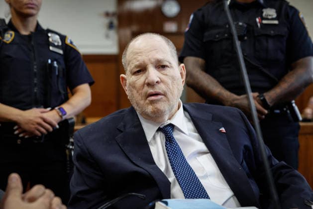 News Bilder des Tages Former Hollywood film producer Harvey Weinstein appears in Manhattan Supreme Court during his retrial in New York City on Friday, May 1, 2026. - The retrial of Weinstein on a rape charge on which a jury was previously deadlocked began on April 14, although he will remain imprisoned for other offenses regardless of the verdict. Weinstein is accused of the third-degree rape of Jessica Mann, who starred in the 2015 romantic comedy This Isn t Funny. Pool  NYX20260501203 KENAxBETANCUR