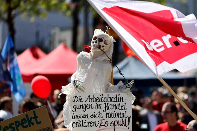 News Bilder des Tages Demo-Plakate und Skelettpuppen weisen auf unfaire Arbeitsbedingungen im Handel hin auf der DGB-Kundgebung am 1. Mai auf dem Heumarkt. Die Veranstaltungen des Deutschen Gewerkschaftsbundes (DGB) zum Tag der Arbeit hatte einige Tausend Teilnehmer. (Themenbild, Symbolbild) Köln, 01.05.2026 NRW Deutschland *** Demo posters and skeleton dolls point out unfair working conditions in trade at the DGB rally on May 1 at Heumarkt The events of the German Trade Union Confederation DGB on Labor Day had several thousand participants Theme image, symbolic image Cologne, 01 05 2026 NRW Germany Copyright: xChristophxHardtx