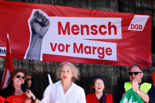 Ein DGB-Plakat mit dem Slogan Mensch vor Marge zu sehen auf der DGB-Kundgebung am 1. Mai auf dem Heumarkt. Die Veranstaltungen des Deutschen Gewerkschaftsbundes (DGB) zum Tag der Arbeit hatte einige Tausend Teilnehmer. (Themenbild, Symbolbild) Köln, 01.05.2026 NRW Deutschland *** A DGB poster with the slogan Mensch vor Marge (people before profit) on display at the DGB rally on May 1 at Heumarkt The events organized by the German Trade Union Confederation DGB to mark Labour Day had several thousand participants Theme image, symbolic image Cologne, 01 05 2026 NRW Germany Copyright: xChristophxHardtx