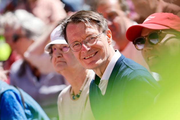 News Bilder des Tages Politiker Karl Lauterbach (SPD), ehemaliger Bundesgesundheitsminister, auf der DGB-Kundgebung am 1. Mai auf dem Heumarkt. Die Veranstaltungen des Deutschen Gewerkschaftsbundes (DGB) zum Tag der Arbeit hatte einige Tausend Teilnehmer. Köln, 01.05.2026 NRW Deutschland *** Politician Karl Lauterbach SPD , former Federal Minister of Health, at the DGB rally on May 1 at the Heumarkt The events of the German Trade Union Confederation DGB on Labor Day had several thousand participants Cologne, 01 05 2026 NRW Germany Copyright: xChristophxHardtx