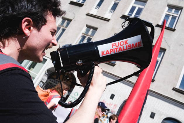 News Bilder des Tages May 1, 2026, Warsaw, Masovian Voivodeship, Poland: A labor union activist yells into a megaphone with a sticker that reads fuck capitalism during a Labor Day march organized by the All-Poland Trade Union Workers Initiative (OZZIP), a Polish anarcho-syndicalist labor union. The demonstration mainly called for a reform of Polish labor law, one of Europe s most restrictive in terms of the lawful organization of a strike, with union activists demanding an end to complicated labor mediation procedures that weaken union organizing in Polish workplaces and hinder the ability of Polish workers to legally go on strike. Warsaw Poland  - ZUMAk204 20260501_zip_k204_038 Copyright: xRomanxKozielx