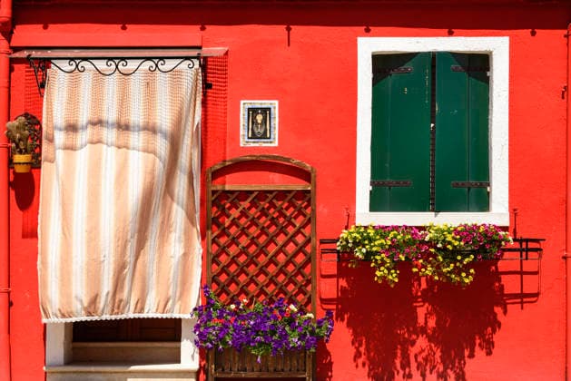 Italy, Veneto, Venice. Italy, Veneto, Burano Island, Colourful row of house facades. Venice Veneto Italy EDITORIAL USE ONLY Copyright: x xHughxRooneyx xEyexUbiquitousx HughxRooneyx euphotos041483