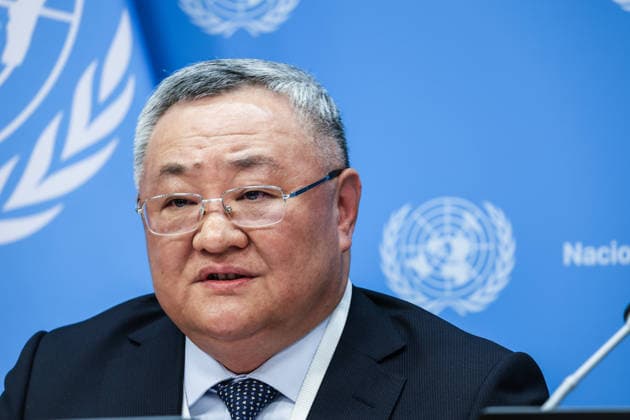 News Bilder des Tages May 1, 2026, New York, New York, USA: FU CONG, Permanent Representative of China to the United Nations, briefs the press at United Nations Headquarters in New York as China assumes the presidency of the Security Council for the month of May. Ambassador Fu outlined ChinaÃ¢â‚¬â ¢s programme of work for the Council, including discussions on Iran, the Strait of Hormuz, Security Council dynamics and the financial pressures facing the United Nations. New York USA  - ZUMAo116 20260501_znp_o116_010 Copyright: xBiancaxOterox