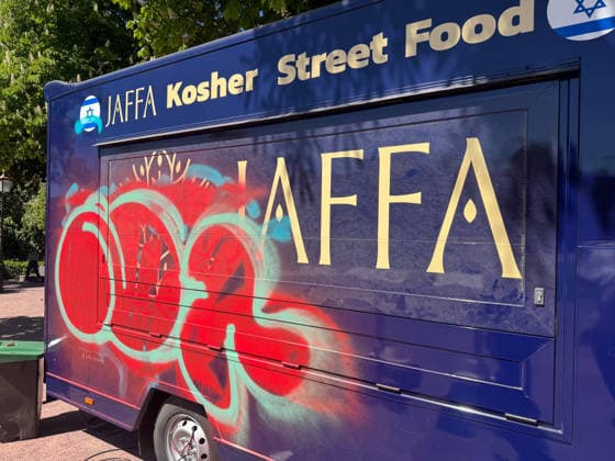 News Bilder des Tages Deutschland, Freiburg im Breisgau, Europa, 01.05.2026: Antisemitischer Angriff auf koscheren Foodtruck des Jaffa Restaurant im Colombipark, mobiler Imbiss mit Farbe beschmiert und mit israelfeindlichen sowie propalästinensischen Stickern überklebt, gezielte Attacke auf sichtbares jüdisches Leben, Täter unbekannt, Staatsschutz ermittelt, wiederholte Vorfälle, politische Verurteilung, Sicherheitsdebatte Freiburg im Breisgau Baden-Württemberg Deutschland *** Germany, Freiburg im Breisgau, Europe, 01 05 2026 Anti-Semitic attack on kosher food truck of the Jaffa Restaurant in Colombipark, mobile snack bar smeared with paint and covered with anti-Israel and pro-Palestinian stickers, targeted attack on visible Jewish life, perpetrators unkn Copyright: xSTEINSIEK.CHx