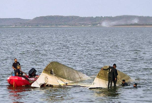 News Bilder des Tages RECORD DATE NOT STATED Jabalpur Cruise Boat capsize Jabalpur, May 01 (ANI): NDRF personnel conduct rescue and search operations to recover the bodies after a cruise boat capsizes at Bargi Dam, in Jabalpur on Friday. Nine people dead and several missing. Jabalpur Madhya Pradesh India Copyright: xANIx ANI_20260501044