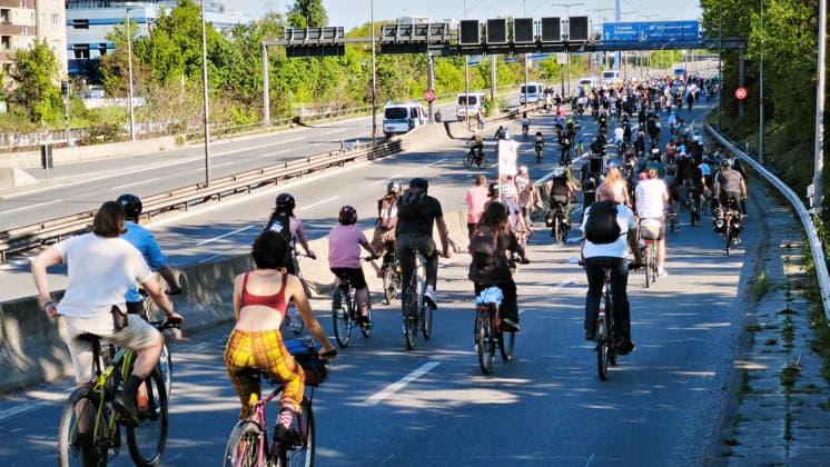 News Bilder des Tages Berlin,01.05.2026,Grunewald,Tag der Arbeit,die Initiative Quartiersmanagement Grunewald und weitere Gruppen veranstalten die Demo MyGruni.Zurück geht es über die Stadtautobahn in einen Fahrradkorso nach Kreuzberg zum Moritzplatz in Kreuzberg *** Berlin,01 05 2026,Grunewald,Labour Day,the Grunewald Neighbourhood Management Initiative and other groups are organizing the MyGruni demo The route back is via the city freeway in a bicycle parade to Kreuzberg to Moritzplatz in Kreuzberg