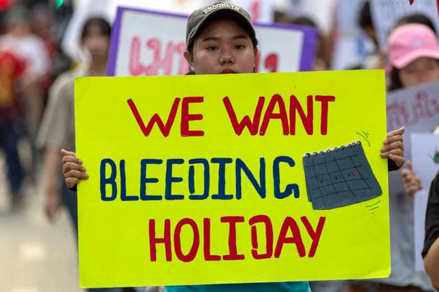 News Bilder des Tages May 1, 2026, Chiang Mai, Thailand: A protester holds a handwritten placard reading We want bleeding holiday? during a Labor Day rally calling for workers™ rights and social protections. Chiang Mai Thailand - ZUMAs197 20260501_aaa_s197_077 Copyright: xPongmanatxTasirix