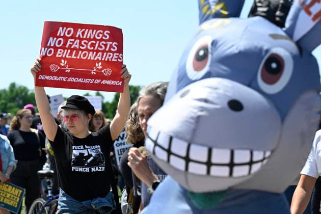 News Bilder des Tages Demonstrators gather in Washington DC for May Day rally Demonstrators march during a May Day rally marking International Workers Day in Washington, DC on May 1, 2026. Photo by Olivier Douliery ABACAPRESS.COM Washington DC United States  Copyright: xDoulieryxOlivier ABACAx