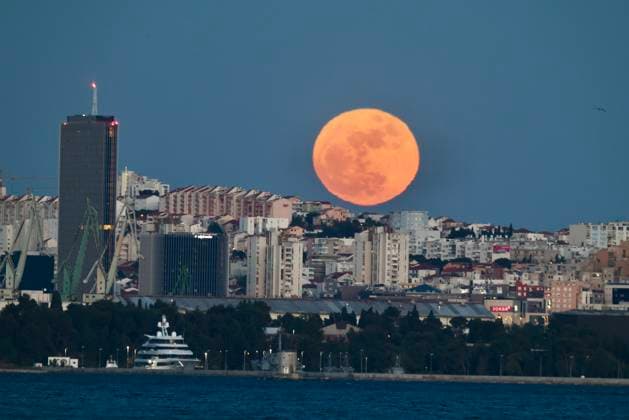 News Bilder des Tages Full Moon Illuminates Croatia on May Day The full moon above Split, known as the Blue Moon, was visible in Kastela, Croatia drawing attention from stargazers on the first day of May.  IvoxCagalj PIXSELL