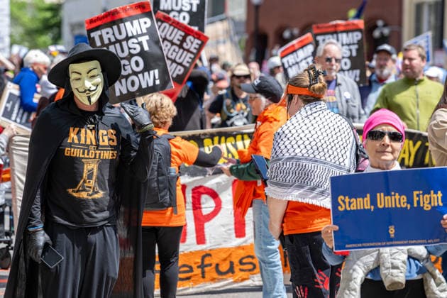 News Bilder des Tages May 1, 2026, Washington, District Of Columbia, USA: Thousands of demonstrators march near the White House and along Pennsylvania Avenue during a large-scale rally in Washington, D.C., with participants carrying signs and chanting. Washington USA - ZUMAk206 20260501_znp_k206_019 Copyright: xMattxKaminskyx