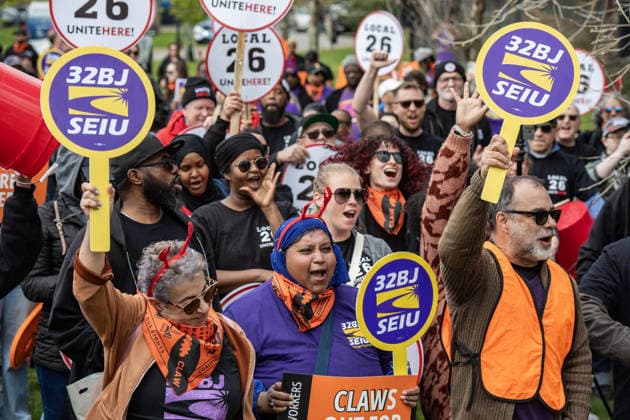 News Bilder des Tages International Workers Day in Boston BOSTON, MASSACHUSETTS, US - MAY 01: People hold signs and chant as hundreds of airport workers rally for union and workers rights outside Logan Airport on May Day in Boston, Massachusetts on May 1, 2026. Joseph Prezioso Anadolu Massachusetts United States. Editorial use only. Please get in touch for any other usage.  Copyright: x2026xAnadoluxJosephxPreziosox