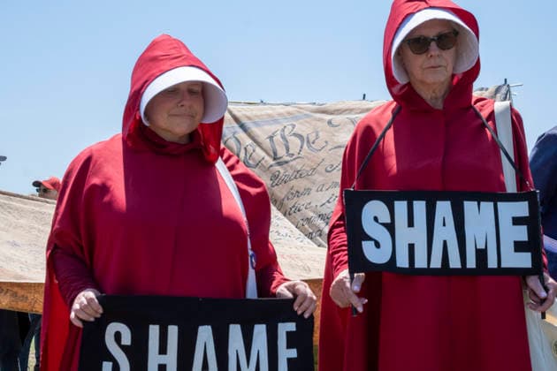 News Bilder des Tages May 1, 2026, Washington, Dc, USA: Women dressed as handmaids from the dystopian Ã¢â‚¬oeHandmaidÃ¢â‚¬â ¢s TaleÃ¢â‚¬Â? novel stand in front of a large banner of the U.S. Constitution. Hundreds gathered for the May Day International WorkersÃ¢â‚¬â ¢ Holiday near the Washington Monument. The rally denounced TrumpÃ¢â‚¬â ¢s administration and called for improved workersÃ¢â‚¬â ¢ rights in the United States. Washington USA  - ZUMAh204 20260501_znp_h204_001 Copyright: xRileyxHartyx