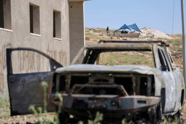 News Bilder des Tages Burned Vehicle Hebron West Bank Residents sit under a shade near the burned remains of a Palestinian vehicle in the Wadi al-Rakhim area of Susya village in Masafer Yatta, south of Hebron in the Israeli-occupied West Bank, on May 1, 2026. Local residents said settlers burned the vehicle and wrote anti-Arab slogans on nearby houses. Hebron West Bank Palestinian Territories Copyright: xMosabxShawerx
