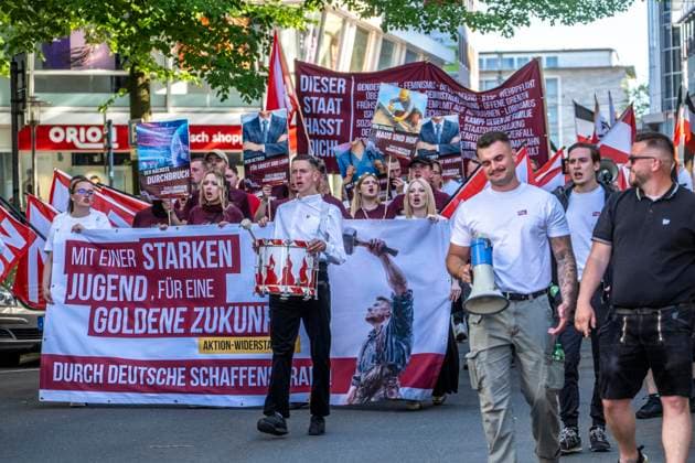 Partei Die Heimat, NPD-Nachfolger, demonstriert am 1. Mai in der Innenstadt von Essen, fordern Remigration von Ausländern, Skandieren Deutschland den Deutschen Ausländer raus, ca. 250 Ultra Rechte Anhänger der Partei aus ganz Deutschland mit Szenetypischen Kleidungstücken, Essen, NRW, Deutschland, Nazi Demo Die Heimat *** Party Die Heimat, NPD successor, demonstrates on May 1st in the city center of Essen, demanding remigration of foreigners, chanting Deutschland den Deutschen Ausländer raus, about 250 ultra right-wing supporters of the party from all over Germany with typical scene clothing, Essen, NRW, Germany, Nazi demonstration Die Heimat