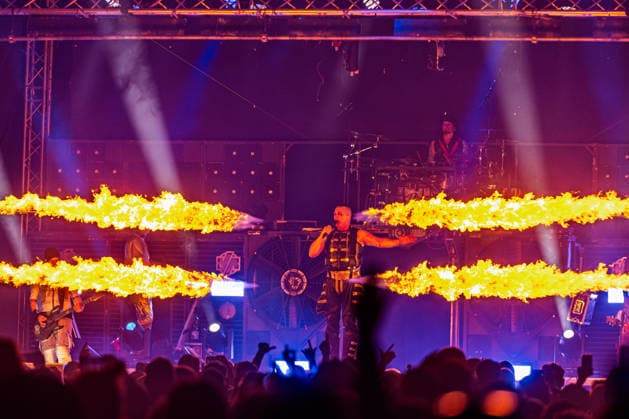Rhein in Flammen in Bonn - 01.05.26. Auftritt der Rammstein-Tribute-Band Völkerball am Freitagabend, 1. Mai 2026, bei Rhein in Flammen in der Bonner Rheinaue. Die Band spielte im Rahmen des Veranstaltungsprogramms vor großem Publikum; im Hintergrund sind Riesenrad und Fahrgeschäfte des Festgeländes zu sehen. Bonn Gronau Nordrhein-Westfalen Deutschland *** Rhein in Flammen in Bonn 01 05 26 Performance of the Rammstein tribute band Völkerball on Friday evening, May 1, 2026, at Rhein in Flammen in Bonns Rheinaue The band played in front of a large audience as part of the event program in the background you can see the Ferris wheel and rides of the festival area Bonn Gronau North Rhine-Westphalia Germany Copyright: xMarcxJohnx