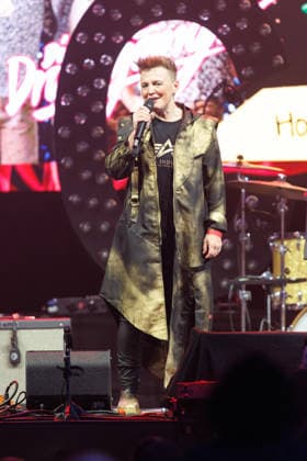 Tina Schüßler moderiert, The Kickstarters, Dick Brave bei Veranstaltung EHC Happy Weekend 2026, Rock n Roll im Mai am 01.05.2026 in Königsbrunn, Pharmpur Eisarena. Bayern Deutschland