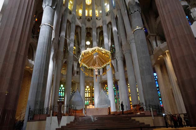 RECORD DATE NOT STATED Spain, Catalonia, Barcelona, Interior of the Sagrada Familia designed by Antoni Gaudi, Apse, Altar, Baldachin canopy. Barcelona Catalonia Spain EDITORIAL USE ONLY Copyright: x xBobxBattersbyx xEyexUbiquitousx BobxBattersbyx euphotos049923