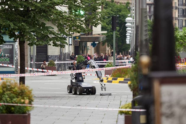 Plaza Merindades in Pamplona is evacuated and cordoned off due to a suspicious package Police officers are working on the exploration of a possible suitcase bomb, on May 2, 2026, in Pamplona, Navarra Spain According to sources from the Policía Foral, a package that has raised suspicions has been located in the area, which has led to the activation of Circular Fifty, which refers to the anti-terrorist protocol for police action 02 MAY 2026 Espana  Copyright: xEduardoxSanzx 7492307