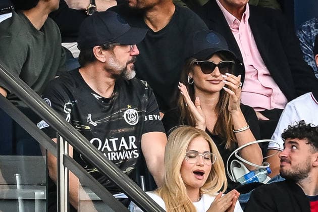 May 2, 2026, Paris, France, France: Penelope CRUZ with her husband Javier BARDEM during the Ligue 1 match between Paris Saint-Germain (PSG) and FC Lorient at Parc des Princes Stadium on May 02, 2026 in Paris, France. Paris France  - ZUMAm308 20260502_zsp_m308_016 Copyright: xMatthieuxMirvillex