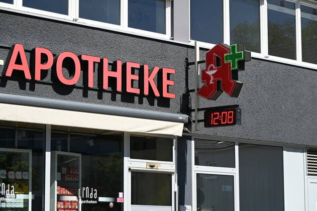 Schriftzug, Symbol, Logo für Apotheke. Apotheken A mit eingezeichnetem Arzneikelch mit Schlange *** Lettering, symbol, logo for pharmacy Pharmacies A with drawn-in medicine chalice with snake