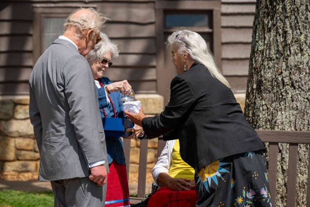 May 2, 2026, Front Royal, Va, United States: King Charles III of the United Kingdom, meets with Monican Indian Nation Tribal Chief Diane Shields, 78, tribe elder Bertie Branham, 83, and Director of Monican Indian museum Sue Elliott, 68, during a visit to Shenandoah National Park as Superintendent Tracy Stakely, left, looks on during a visit to the Dickey Ridge section, April 30, 2026 in Front Royal, Virginia. Front Royal United States - ZUMAp138 20260502_zaa_p138_069 Copyright: xShenandoahnps NationalxParkx