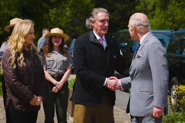 May 2, 2026, Front Royal, Va, United States: U.S. Interior Secretary Doug Burgum, right, welcomes King Charles III of the United Kingdom on arrival for a visit to Shenandoah National Park, April 30, 2026 in Front Royal, Virginia. The King is visiting in celebration of the 250th anniversary of American independence. Front Royal United States - ZUMAp138 20260502_zaa_p138_062 Copyright: xShenandoahnps NationalxParkx